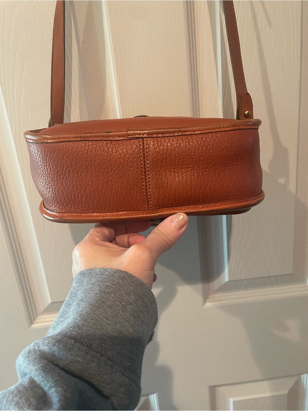Dooney & Bourke British Tan all weather Leather Handbag. Made in USA Label. - Picture 4 of 8